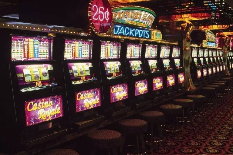 Mostbet VIP Gold ကစားသမား ကိုယ်ပိုင် Account Manager နှင့် ဆက်သွယ်နေသည့်မြင်ကွင်း